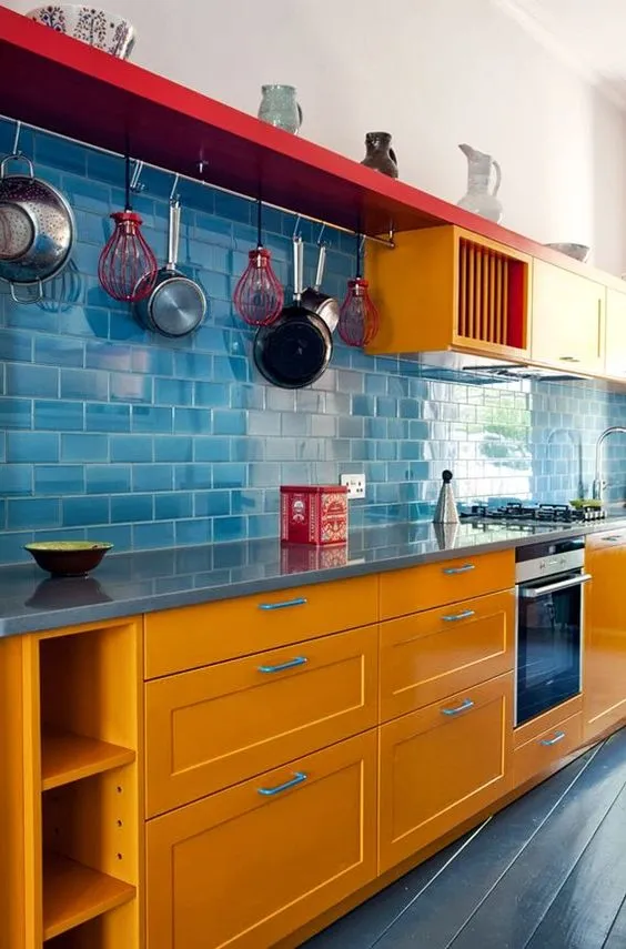 /img/11048-scandinavian-orange-kitchen.webp