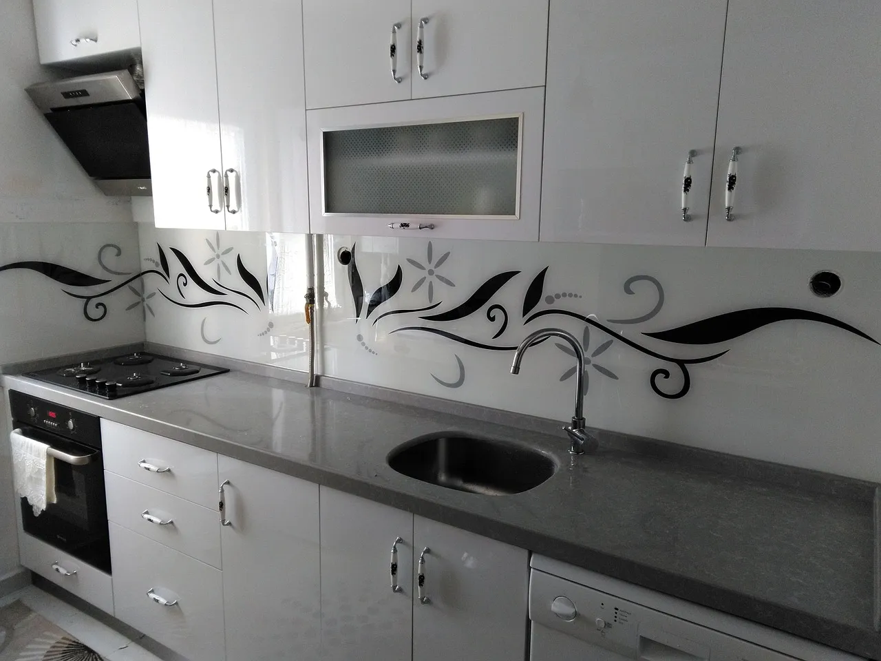 11076 glass shelving kitchen