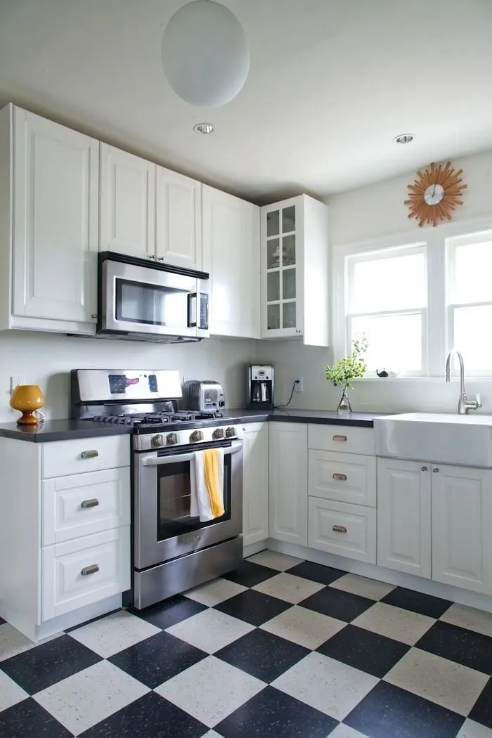 /img/11232-checkered-kitchen-cabinet.webp