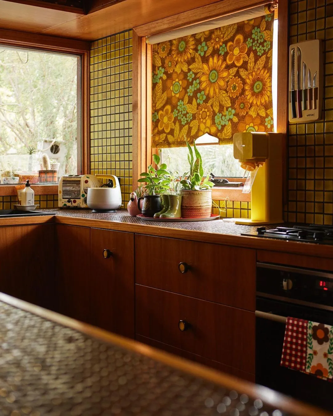 /img/11295-budget-70s-kitchen.webp