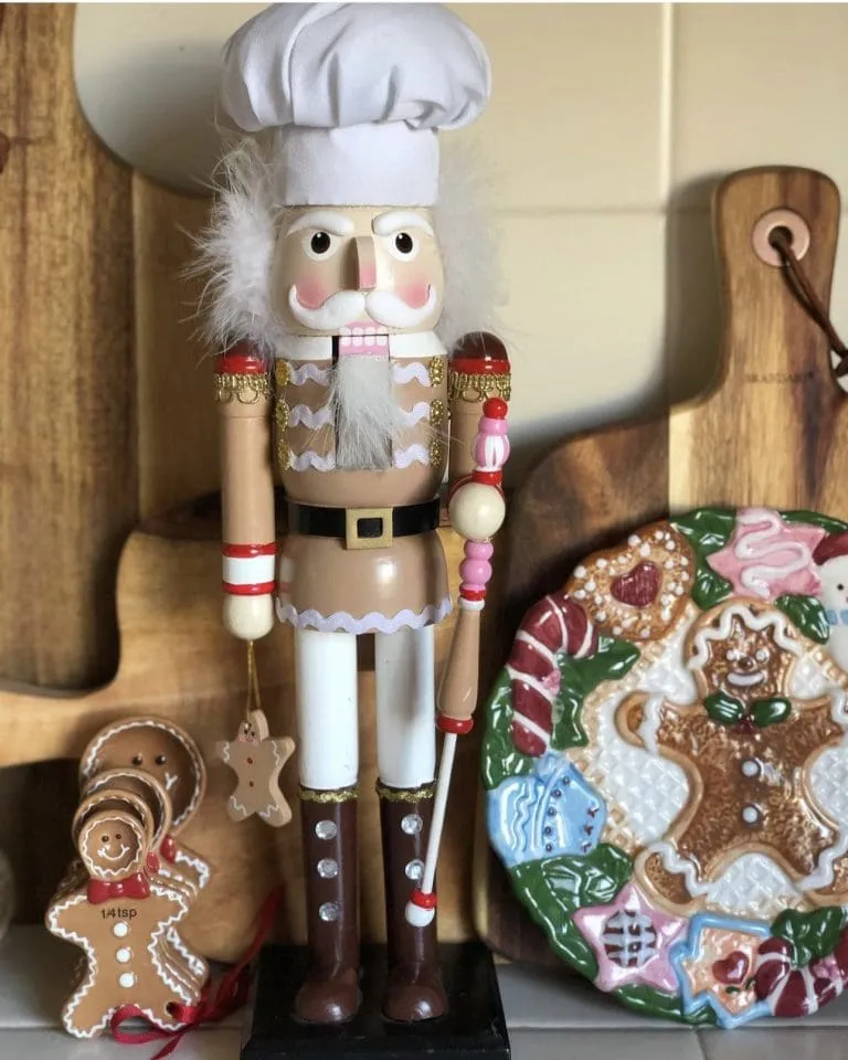 /img/11309-christmas-kitchen-decor-nutcracker-7.webp